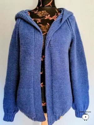 Sweter reglanowy z kapturem i kieszeniami