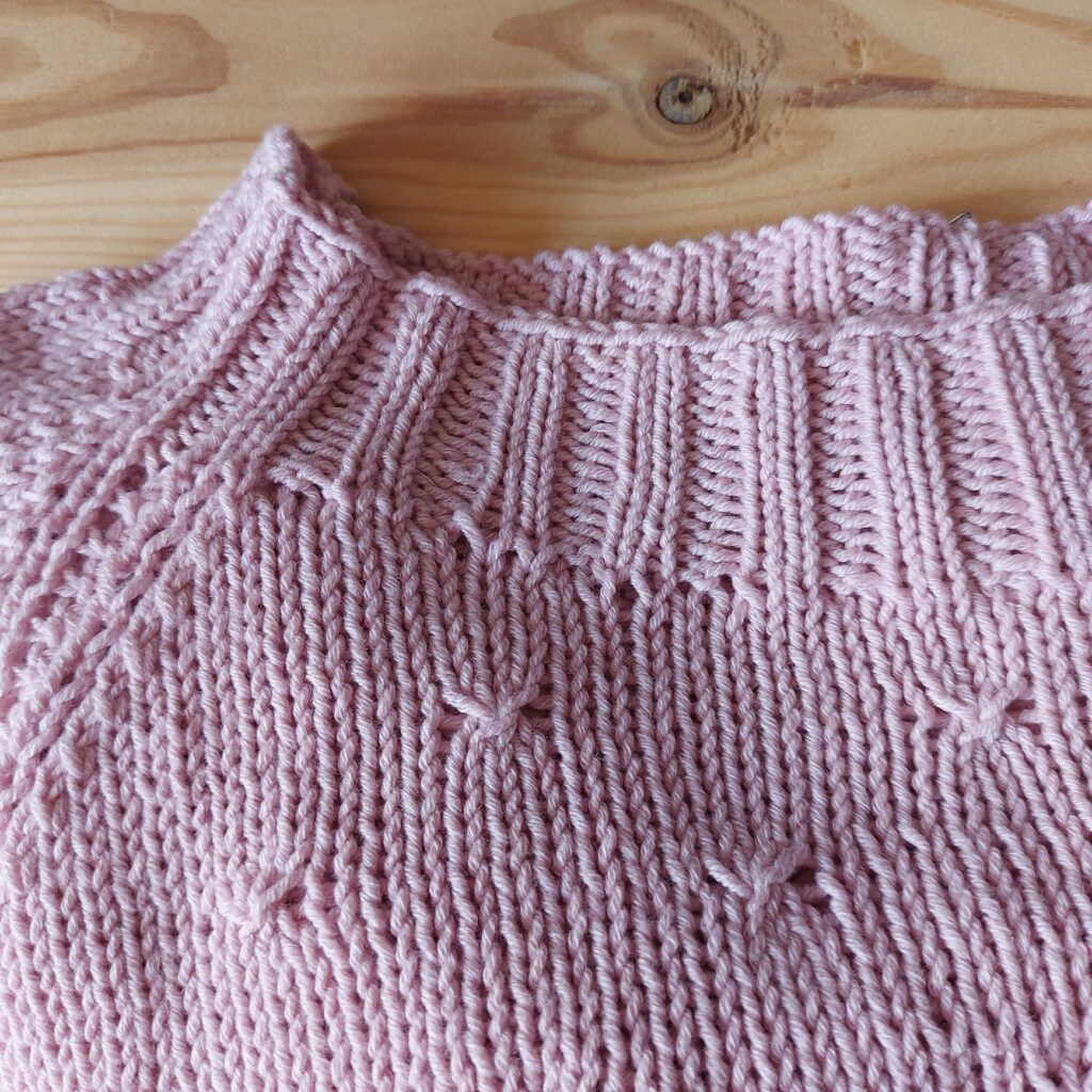 Sweter wykonany z włóczki DROPS Cotton Merino
