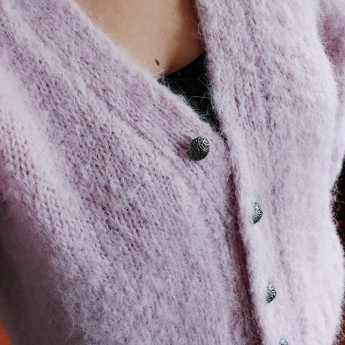 Sweter wykonany z włóczki DROPS Melody