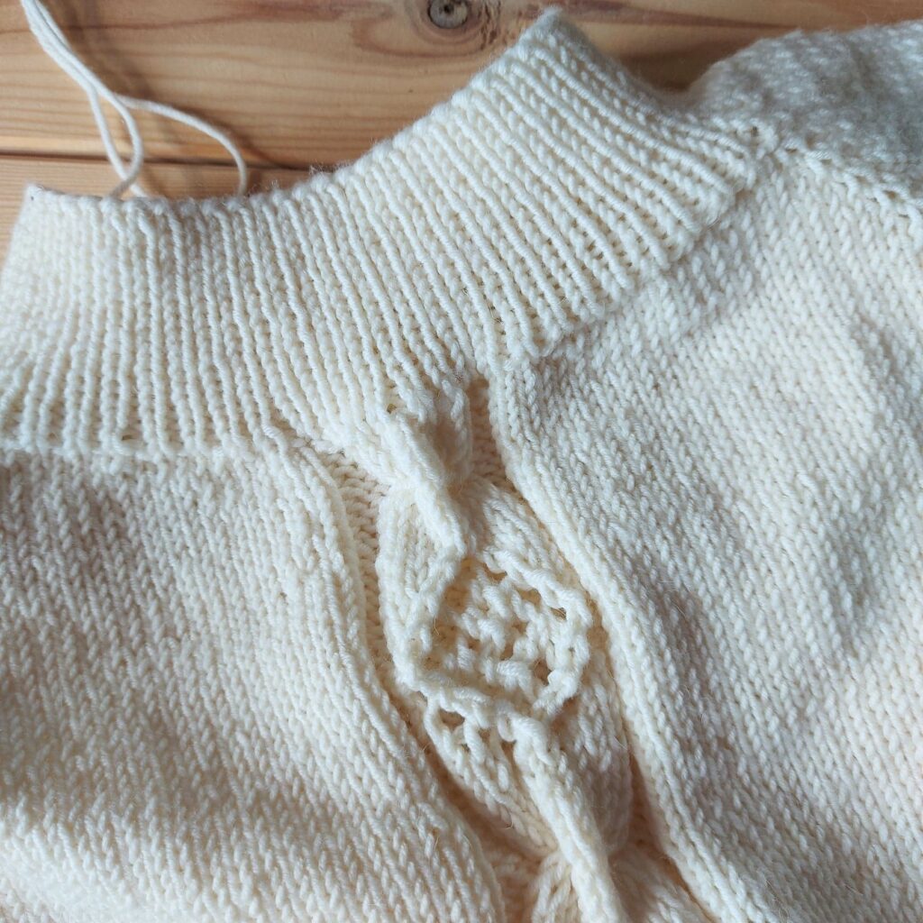Sweter wykonany z włóczki DROPS Merino Extra Fine