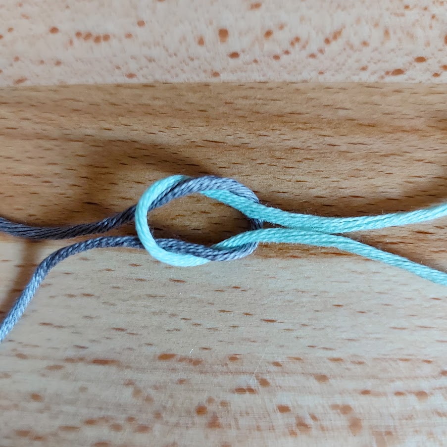 4 sposoby łączenia nici - węzeł płaski